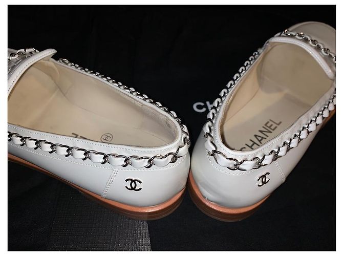 Chanel Sapatilhas de Couro Bege com Corrente Prateada 39 - vista 3