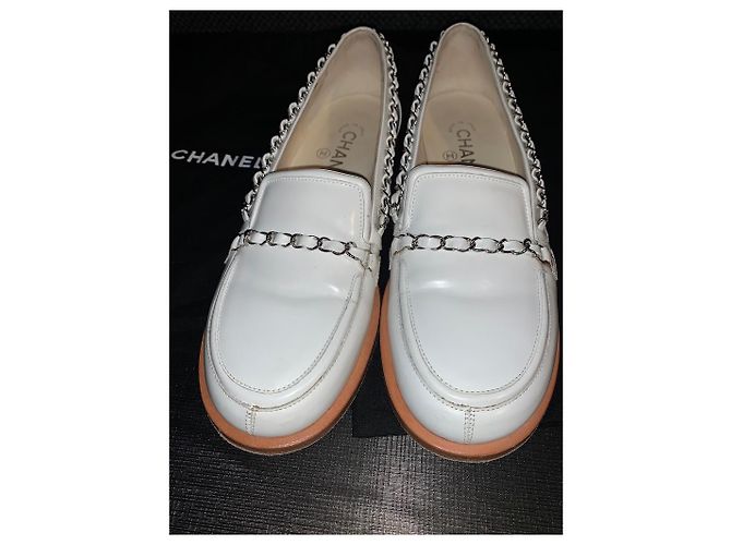 Chanel Sapatilhas de Couro Bege com Corrente Prateada 39 - vista 4