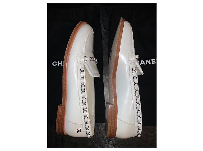 Chanel Sapatilhas de Couro Bege com Corrente Prateada 39 - vista 5