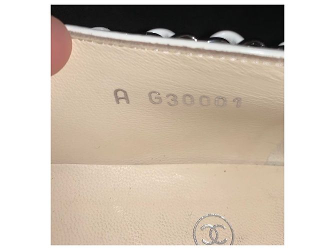 Chanel Sapatilhas de Couro Bege com Corrente Prateada 39 - vista 7