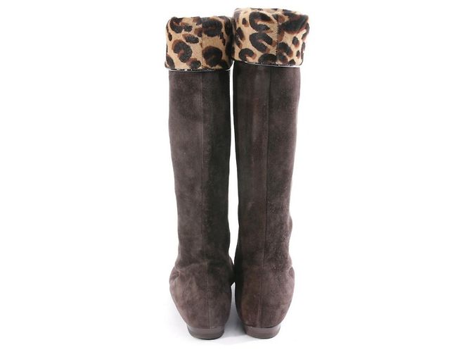 Botas de cano alto Louis Vuitton em camurça marrom - vista 3