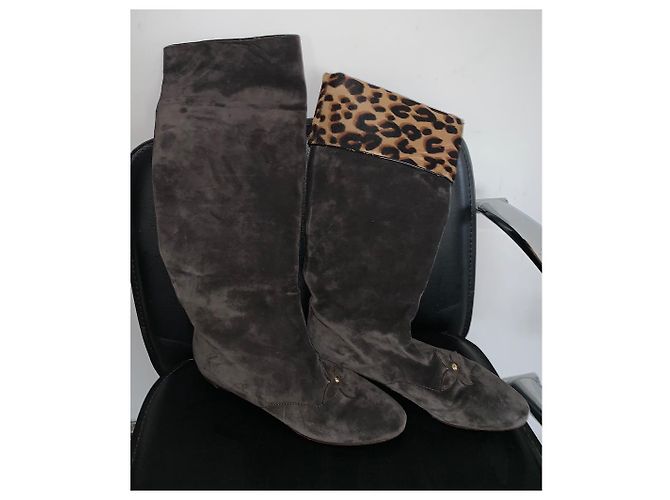 Botas de cano alto Louis Vuitton em camurça marrom - vista 4