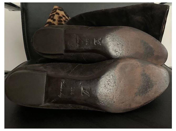 Botas de cano alto Louis Vuitton em camurça marrom - vista 5