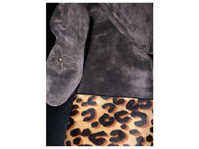 Botas de cano alto Louis Vuitton em camurça marrom - vista 6