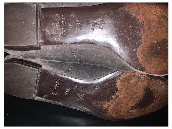 Botas de cano alto Louis Vuitton em camurça marrom - vista 8