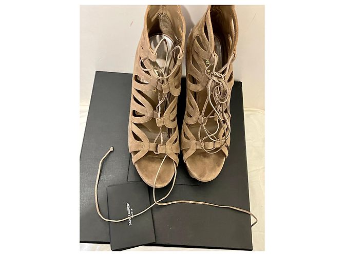 Saint Laurent Tribut 16 Ghillie-Heel in Taupe - Ansicht 10