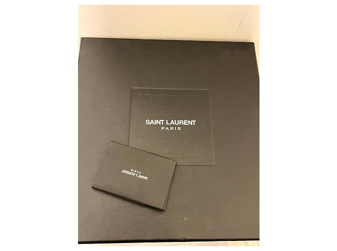Saint Laurent Tribut 16 Ghillie-Heel in Taupe - Ansicht 11