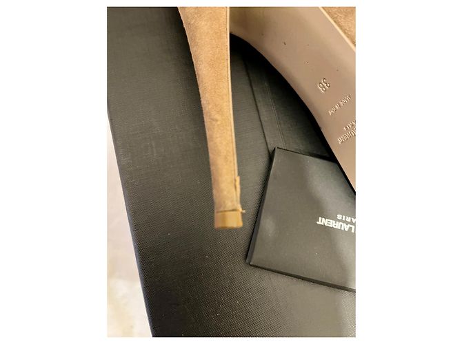 Saint Laurent Tribut 16 Ghillie-Heel in Taupe - Ansicht 12