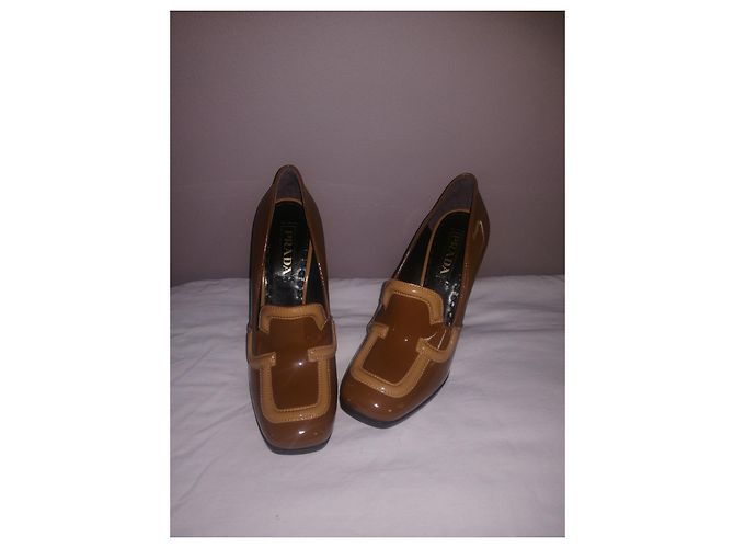 Prada Loafer aus Lackleder in Camel mit Absatz Haselnuss - Ansicht 3