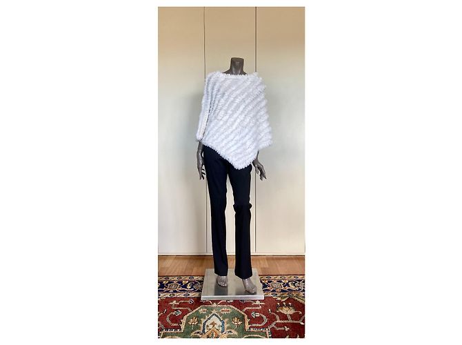 Bcbg Max Azria Poncho y capa de pelo de conejo blanco - vista 3