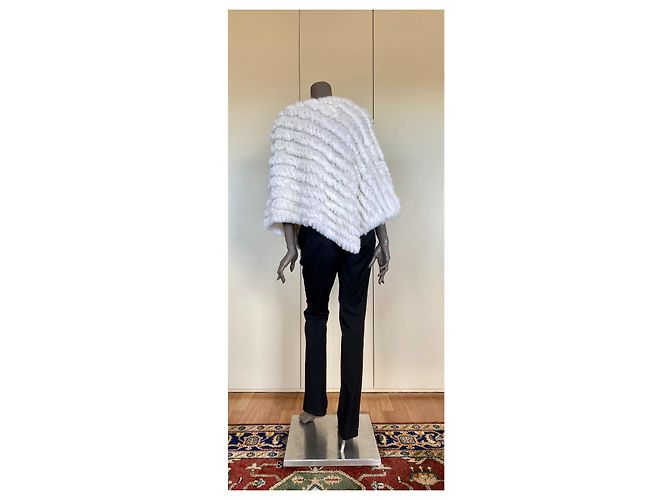 Bcbg Max Azria Poncho y capa de pelo de conejo blanco - vista 4