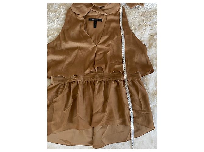 Bcbg Max Azria Celline Blusa sem mangas com peplum e gola amarrada Avelã - vista 10
