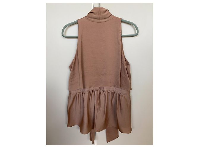 Bcbg Max Azria Celline Blusa sem mangas com peplum e gola amarrada Avelã - vista 4