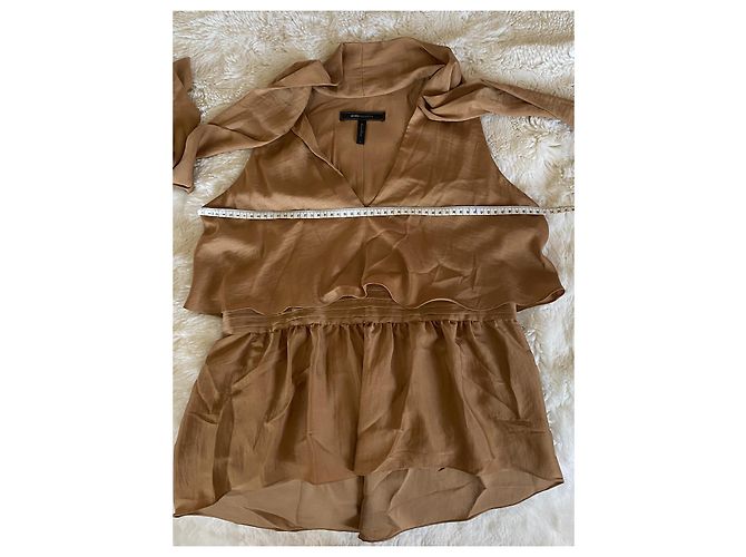 Bcbg Max Azria Celline Blusa sem mangas com peplum e gola amarrada Avelã - vista 9