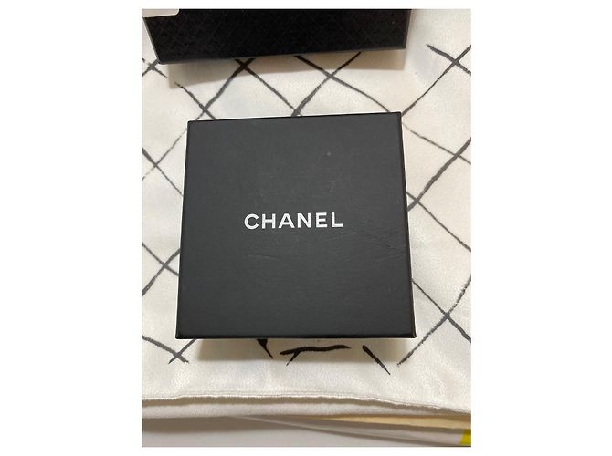 Orecchini Chanel Gripoix color oro D'oro - vista 4