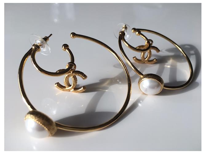 Chanel orecchini a cerchio CC e perle dorati Gold hardware - vista 2