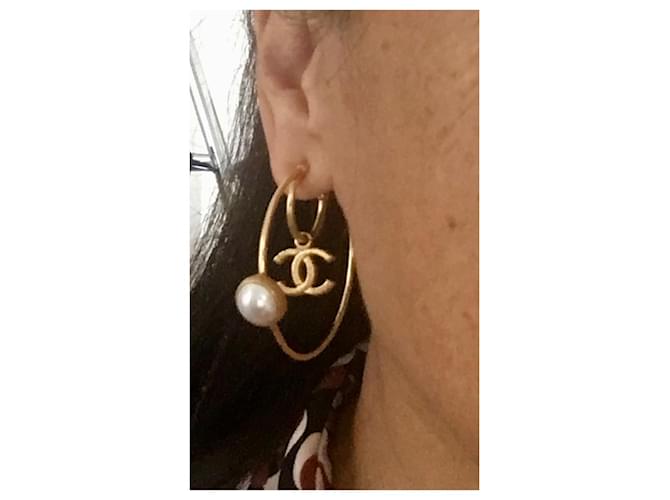 Chanel orecchini a cerchio CC e perle dorati Gold hardware - vista 5