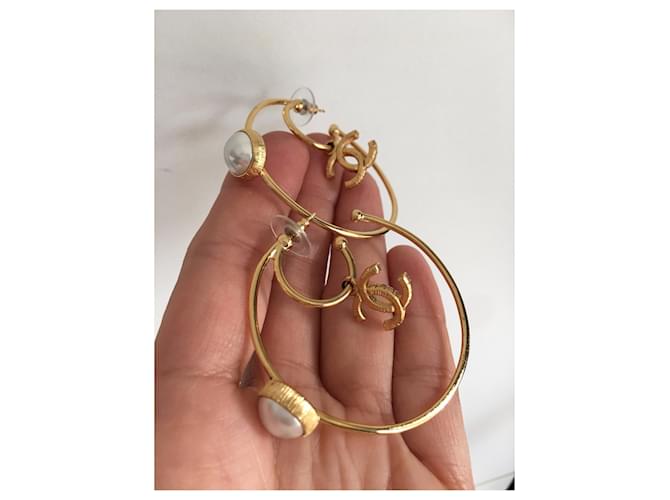 Chanel orecchini a cerchio CC e perle dorati Gold hardware - vista 6
