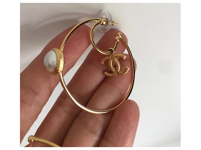 Chanel orecchini a cerchio CC e perle dorati Gold hardware - vista 7