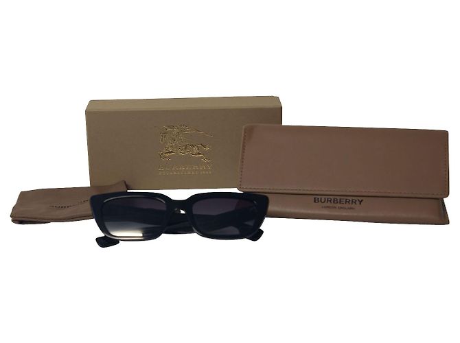 Burberry BE4321 Rectangular Sunglasses in Black Plastic Frame - view 7