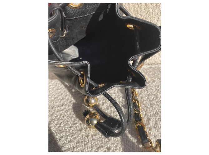 Superba borsa a secchiello Chanel Bucket Gabrielle in pelle di caviale nero. - vista 10