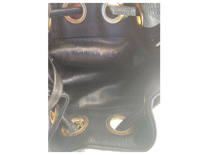 Superba borsa a secchiello Chanel Bucket Gabrielle in pelle di caviale nero. - vista 11