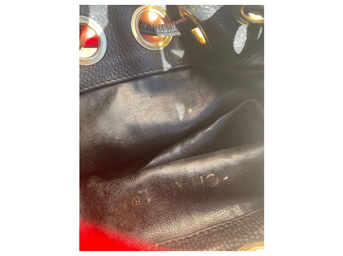 Superba borsa a secchiello Chanel Bucket Gabrielle in pelle di caviale nero. - vista 12
