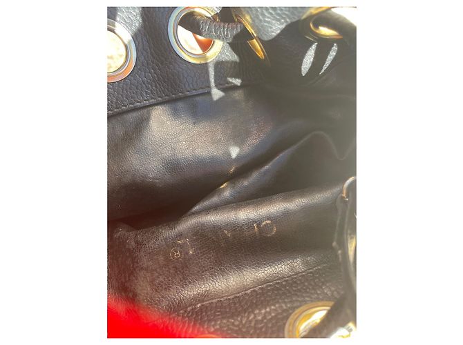 Superba borsa a secchiello Chanel Bucket Gabrielle in pelle di caviale nero. - vista 13