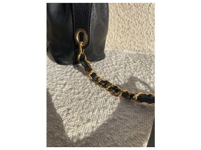Superba borsa a secchiello Chanel Bucket Gabrielle in pelle di caviale nero. - vista 16