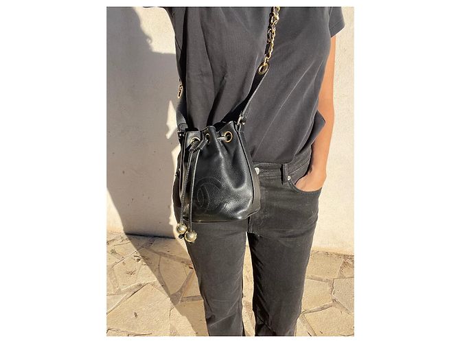Superba borsa a secchiello Chanel Bucket Gabrielle in pelle di caviale nero. - vista 17