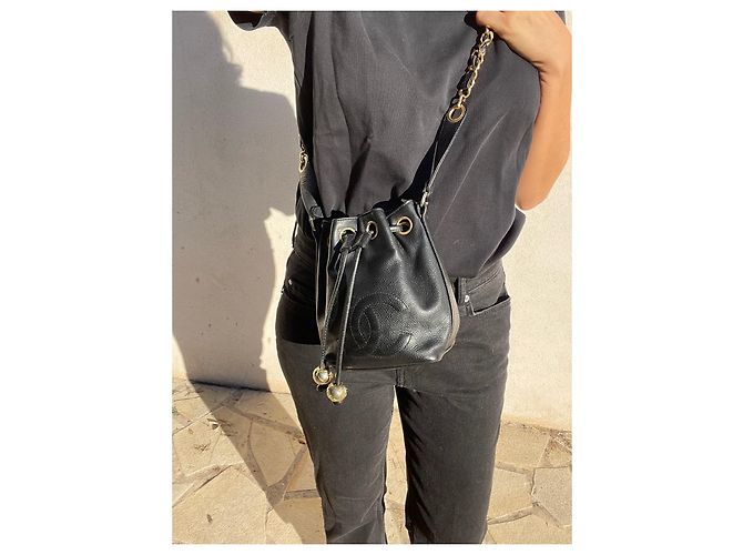 Superba borsa a secchiello Chanel Bucket Gabrielle in pelle di caviale nero. - vista 2