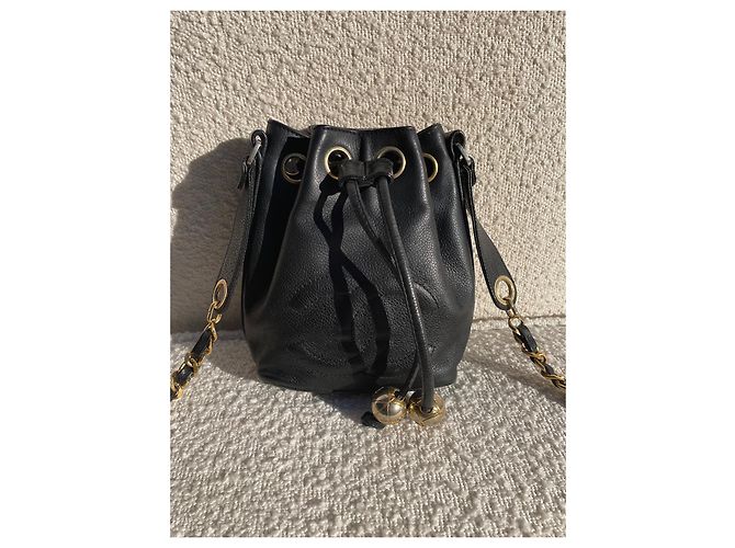 Superba borsa a secchiello Chanel Bucket Gabrielle in pelle di caviale nero. - vista 4