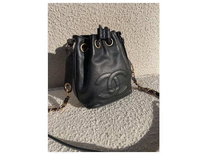 Superba borsa a secchiello Chanel Bucket Gabrielle in pelle di caviale nero. - vista 5