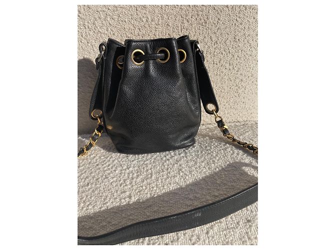 Superba borsa a secchiello Chanel Bucket Gabrielle in pelle di caviale nero. - vista 6