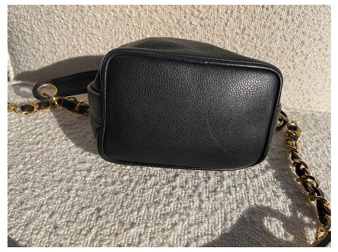 Superba borsa a secchiello Chanel Bucket Gabrielle in pelle di caviale nero. - vista 7