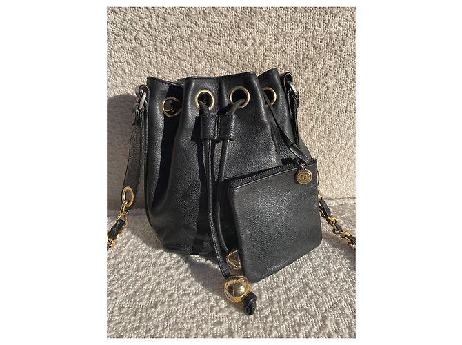 Superba borsa a secchiello Chanel Bucket Gabrielle in pelle di caviale nero. - vista 8