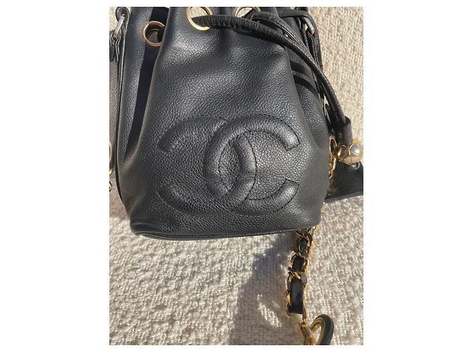 Superba borsa a secchiello Chanel Bucket Gabrielle in pelle di caviale nero. - vista 9