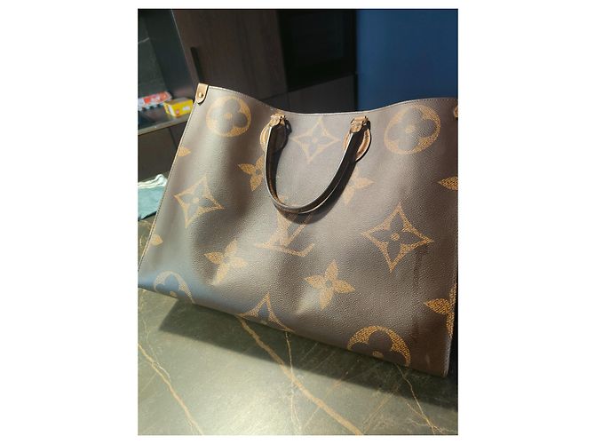 Louis Vuitton Onthego GM Monogram Empreinte Giant Pelle Marrone - vista 6