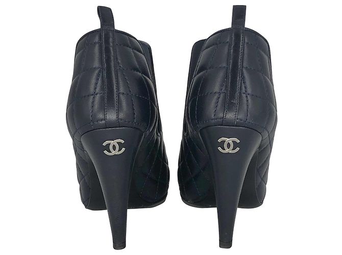 Timeless Stivaletti Chanel in pelle trapuntata blu navy - vista 4
