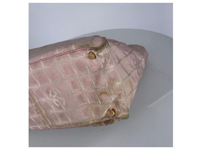 Chanel Borsa a spalla rosa della nuova linea da viaggio - vista 13