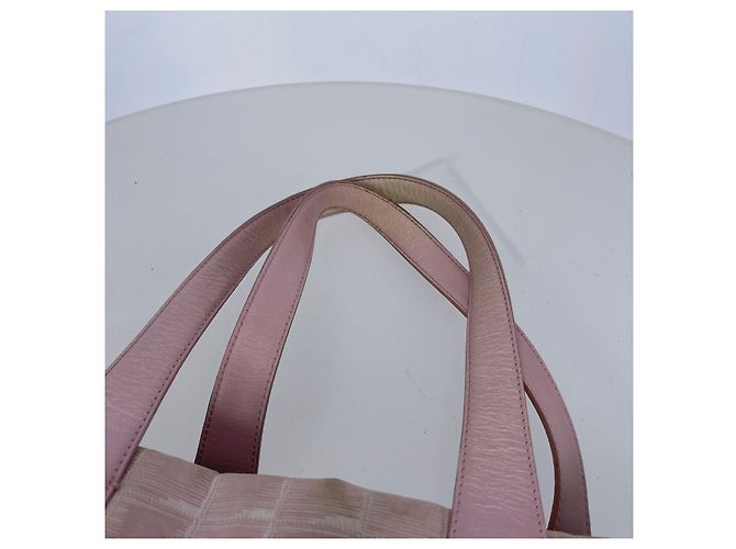 Chanel Borsa a spalla rosa della nuova linea da viaggio - vista 14