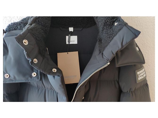 ABRIGO ACOLCHADO DE LARGO MEDIO CON CAPUCHA BURBERRY. Negro - vista 4