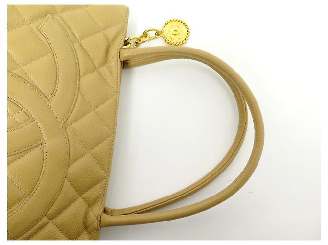 Medaillon BOLSA DE MÃO ACOLCHOADA DE COURO CHANEL CABAS SHOPPING MEDALHÃO CAVIAR Bege - vista 4