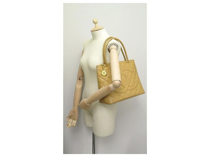 Medaillon BOLSA DE MÃO ACOLCHOADA DE COURO CHANEL CABAS SHOPPING MEDALHÃO CAVIAR Bege - vista 5
