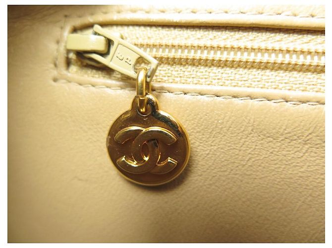 Medaillon BOLSA DE MÃO ACOLCHOADA DE COURO CHANEL CABAS SHOPPING MEDALHÃO CAVIAR Bege - vista 9
