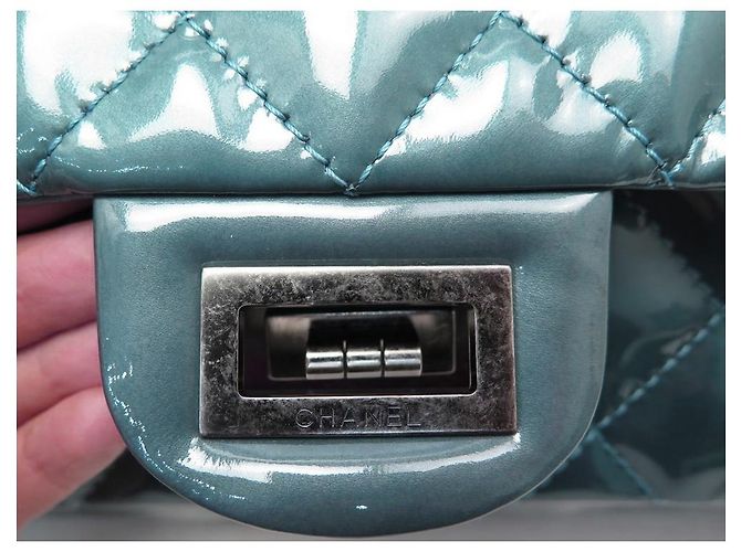 CHANEL MAXI HANDTASCHE 2.55 PREUSSENBLAU GESTEPPTES LACKLEDER + TASCHENBOX - Ansicht 9