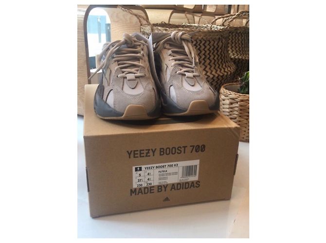 Sneakers Yeezy 700 V2 Tephra Beige in Cotone - vista 2