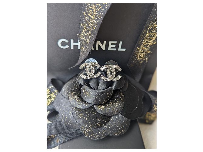Chanel CC 17Una scatola di orecchini hardware in cristallo argento classico con logo - vista 2