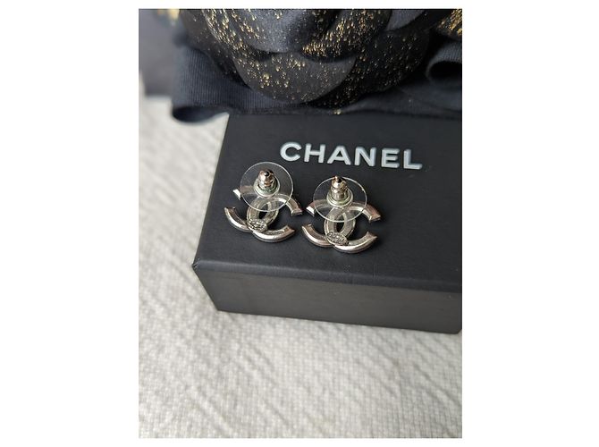 Chanel CC 17Una scatola di orecchini hardware in cristallo argento classico con logo - vista 3