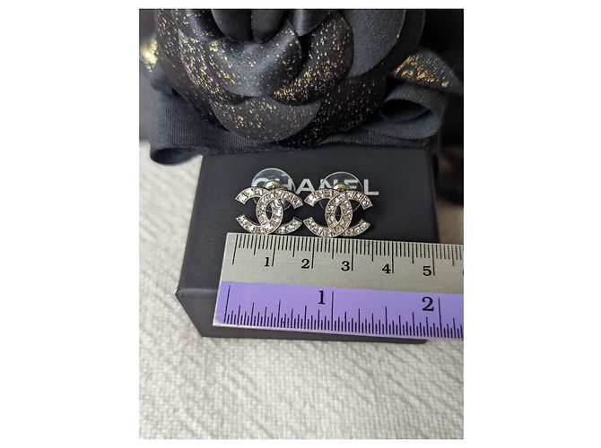 Chanel CC 17Una scatola di orecchini hardware in cristallo argento classico con logo - vista 4